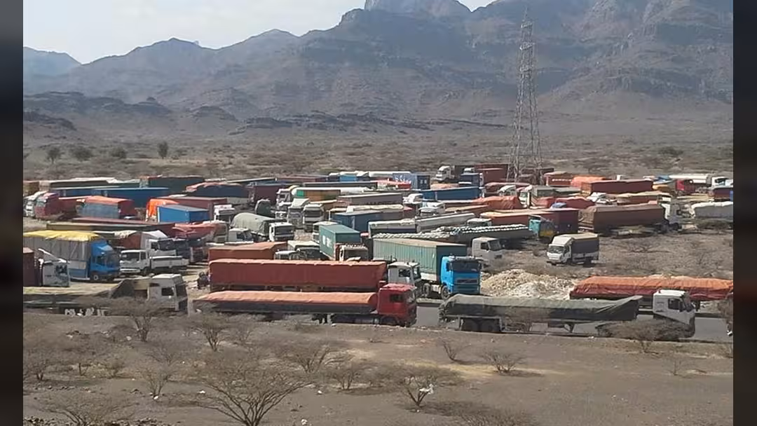 سائقو شاحنات النقل الثقيل يحتجون على رسوم بنقاط التفتيش في الضالع