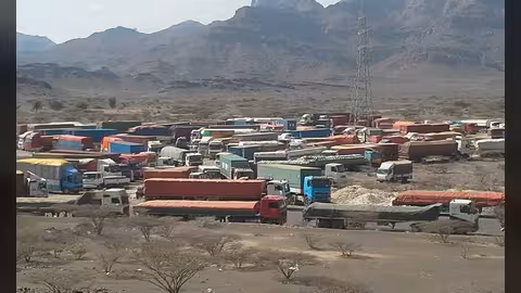 سائقو شاحنات النقل الثقيل يحتجون على رسوم بنقاط التفتيش في الضالع
