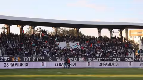 جماهير الصفاقسي التونسي ترفع علم فلسطين وصورا لـ"الزواري"