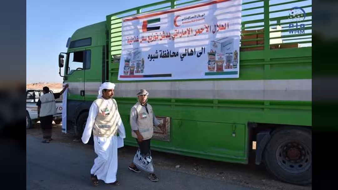 الهلال الأحمر الإماراتي يدشن مشروع توزيع المساعدات الغذائية في شبوة