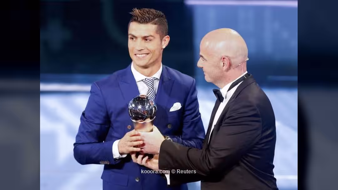 كريستيانو رونالدو يتوج بجائزة افضل لاعب في العالم