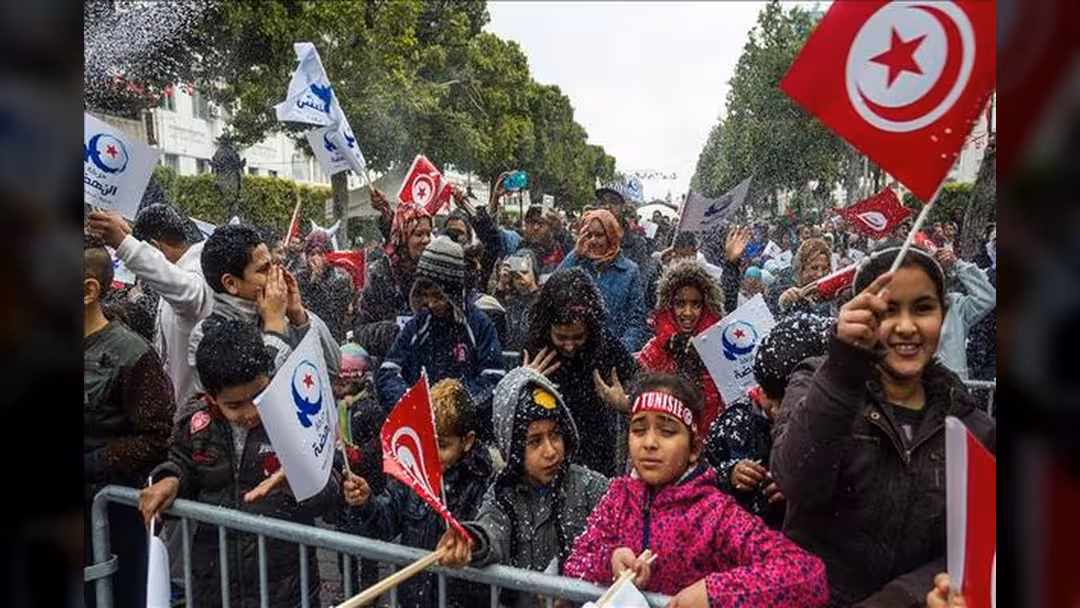 آلاف التونسيين يحيون الذكرى السادسة لثورة الياسمين