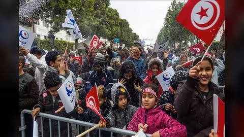 آلاف التونسيين يحيون الذكرى السادسة لثورة الياسمين