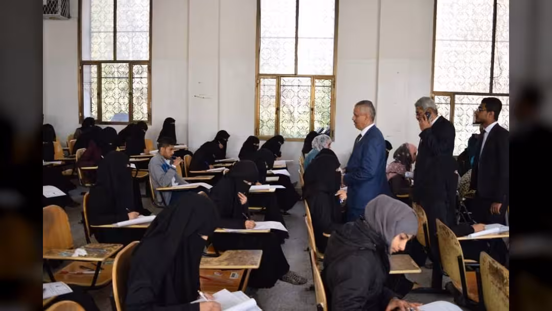 رئيس جامعة صنعاء يتفقد كليتي الآداب والعلوم الإنسانية