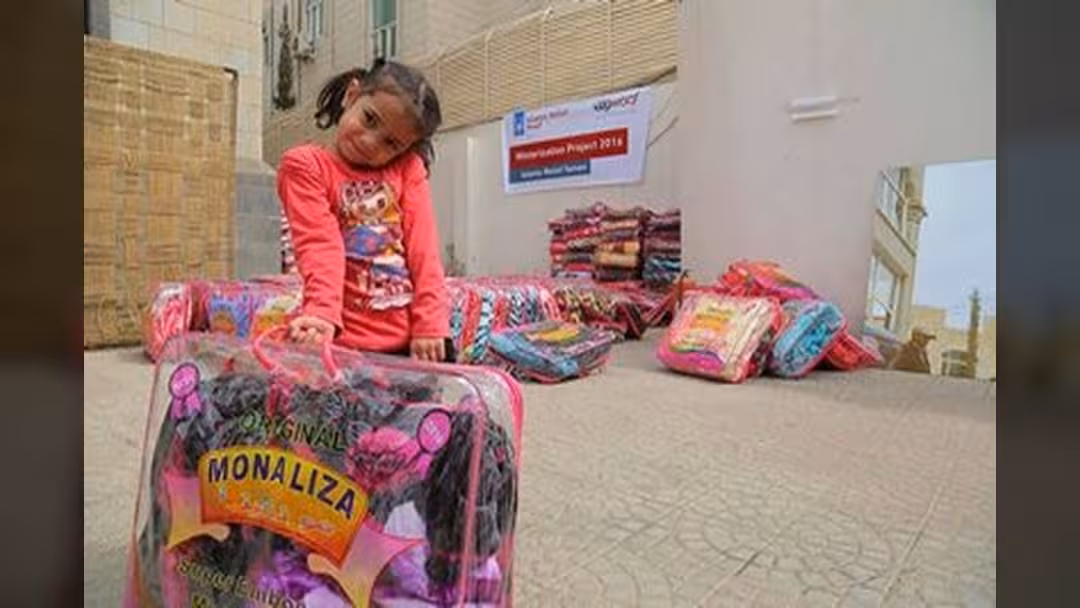 الإغاثة الإسلامية توزع 900 بطانية على الأيتام في صنعاء