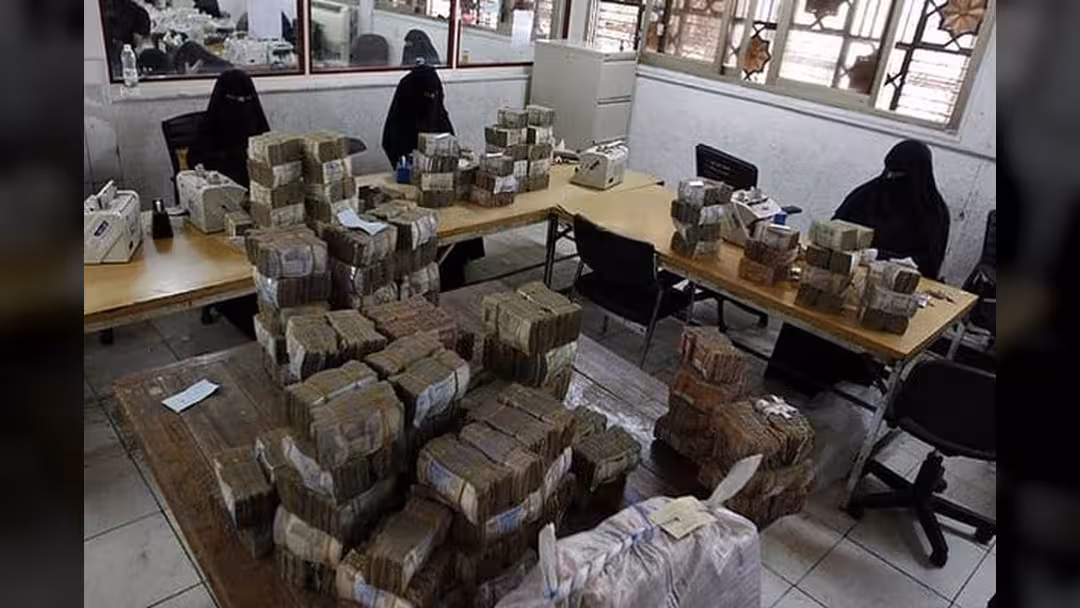 بدء صرف مرتبات موظفي الدولة في محافظة الجوف