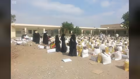 توزيع 300 ألف سلة غذائية سعودية في مديريات الحديدة.. صور