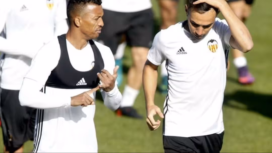 رونالدينيو يتخذ أول قرار بعد توليه المنصب الجديد في برشلونة