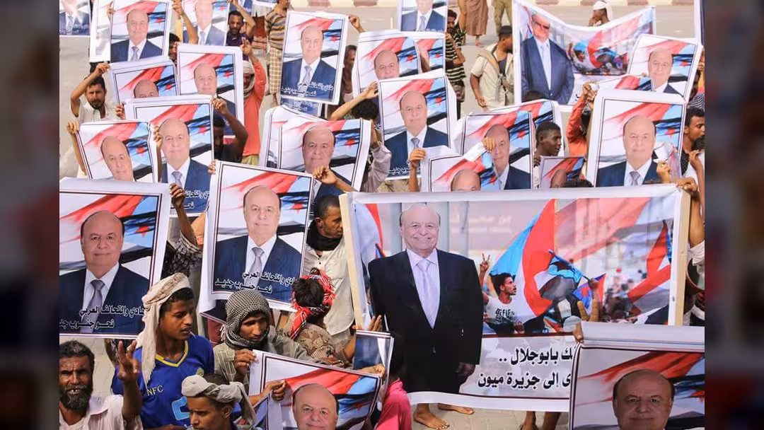 متظاهرون مؤيدون لهادي في عدن: شعب الجنوب خلفك يا أبو جلال.. صور