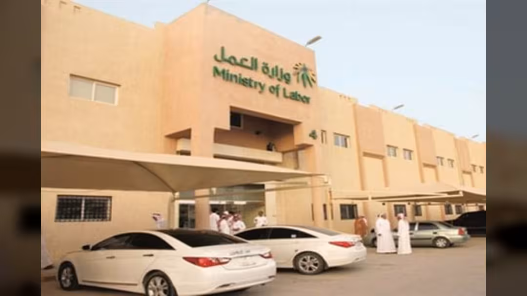 وسط مطالبات المغتربين اليمنيين.. العمل السعودية: لا استثناء لأي جنسية من 12 مهنة