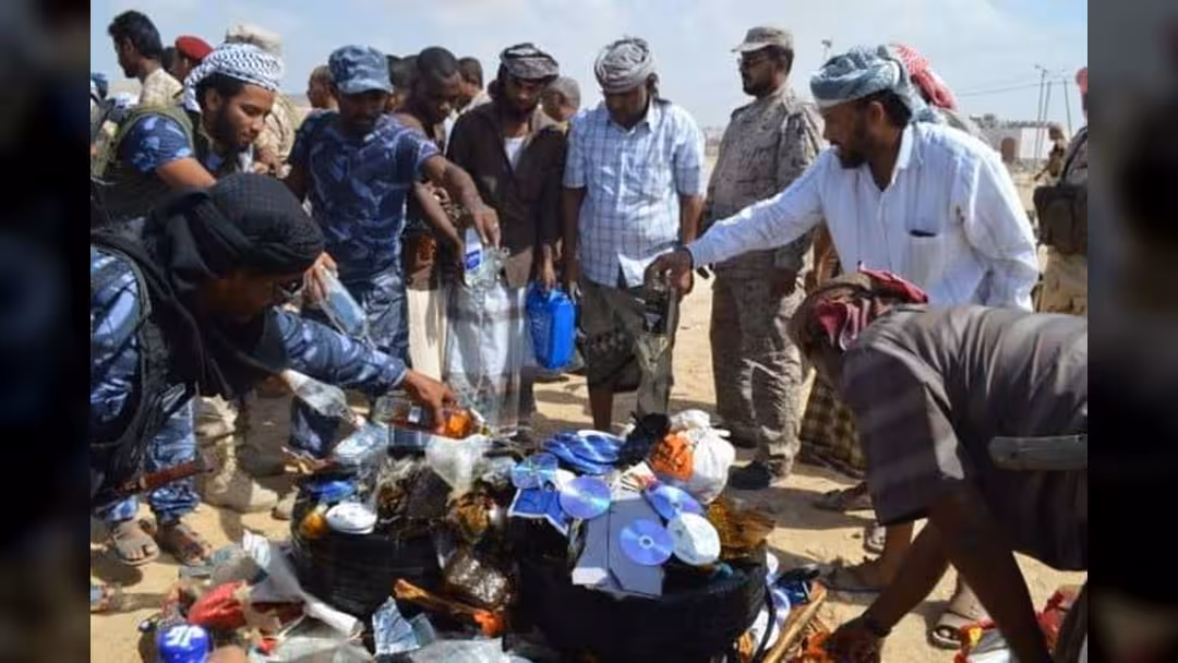 إتلاف كميات من مادة الحشيش والخمور والمؤثرات العقلية في المكلا