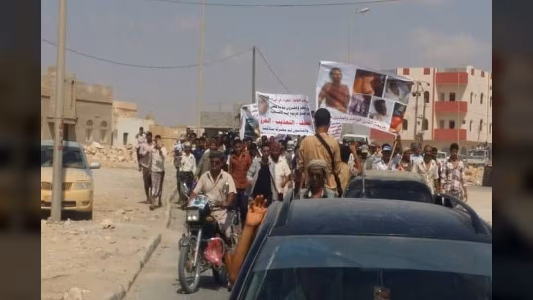 المهرة: أهالي عاملين قتل أحدهما تعذيباً ينفذون وقفة احتجاجية