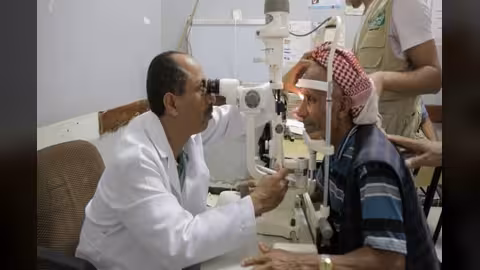 العون المباشر تدشن مخيماً طبياً مجانياً لإزالة المياه البيضاء في رداع