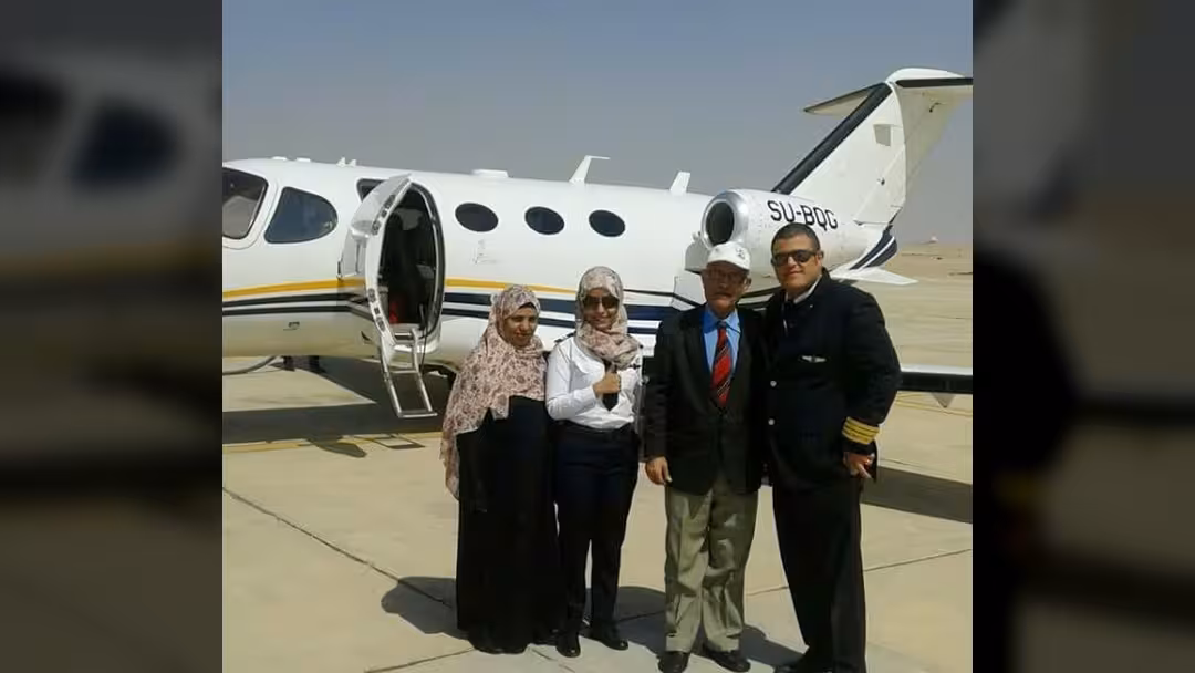 يمنية تقود طائرة نفاثة في مصر وتصطحب عائلتها بأول رحلة.. صورة