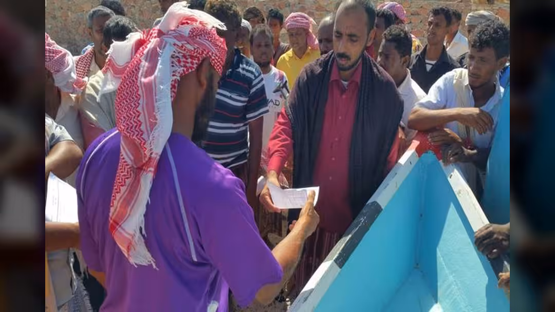 توزيع 100 قارب صيد كدفعة أولى للصيادين في سقطرى