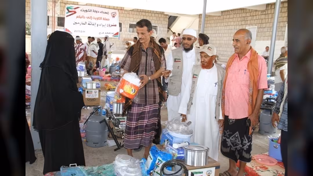 حملة "الكويت إلى جانبكم" توزع الدفعة الثانية من مستلزمات الإيواء بلحج
