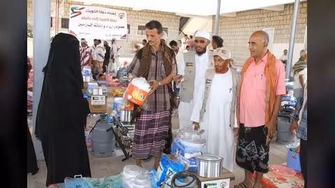 حملة "الكويت إلى جانبكم" توزع الدفعة الثانية من مستلزمات الإيواء بلحج