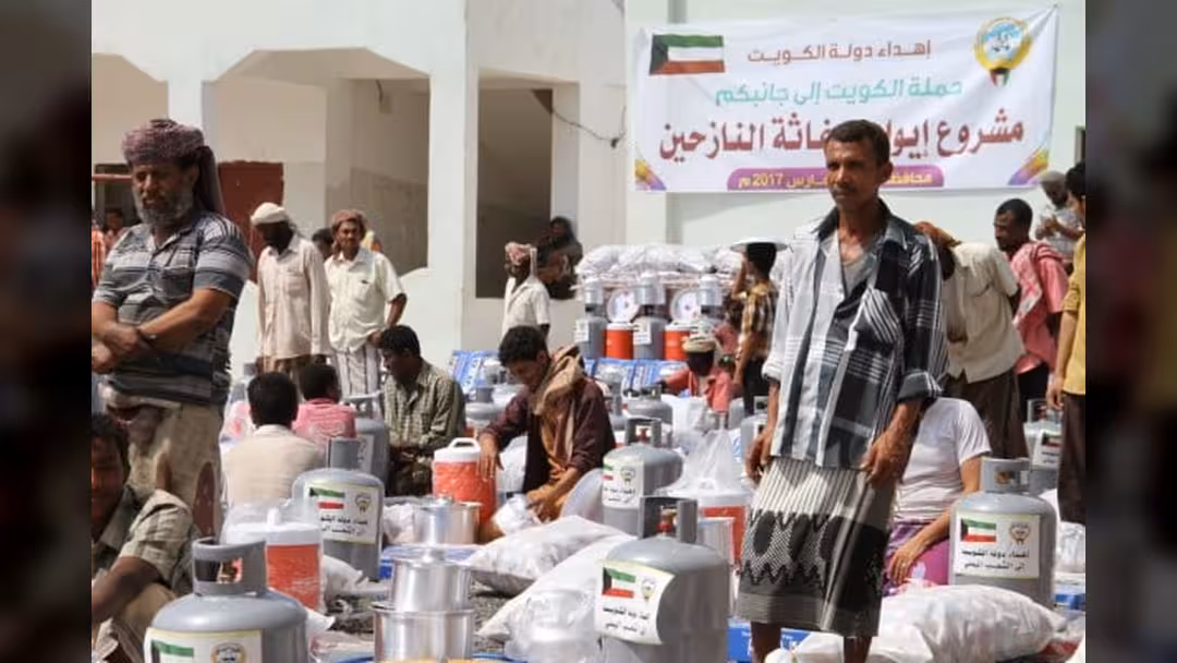 حملة "الكويت إلى جانبكم" تدشن مشروعا للنازحين في أبين