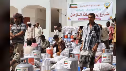 حملة "الكويت إلى جانبكم" تدشن مشروعا للنازحين في أبين
