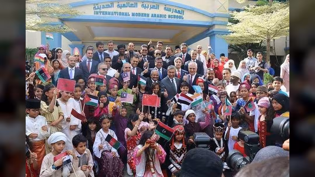 وزير الداخلية الماليزي يزور المدرسة العربية الحديثة بمعية سفير اليمن