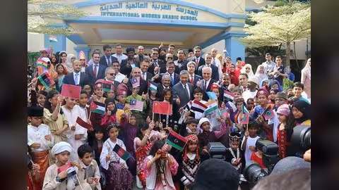 وزير الداخلية الماليزي يزور المدرسة العربية الحديثة بمعية سفير اليمن