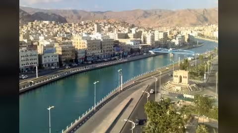 محافظ حضرموت يعلن عن منح شقق سكنية وتحديد أراضي لأسر الشهداء