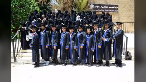 عمل الشباب اليمني في غير تخصصه العلمي: إهدار للطاقات وانعكاسات نفسية