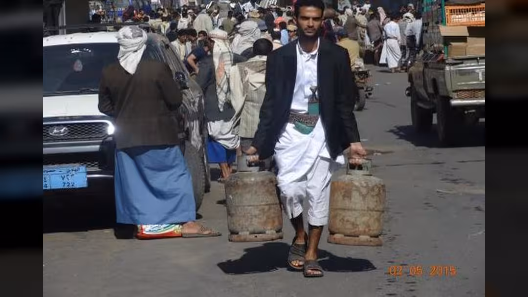 الاقتتال بالغاز يعيد صنعاء إلى الطهي بالحطب