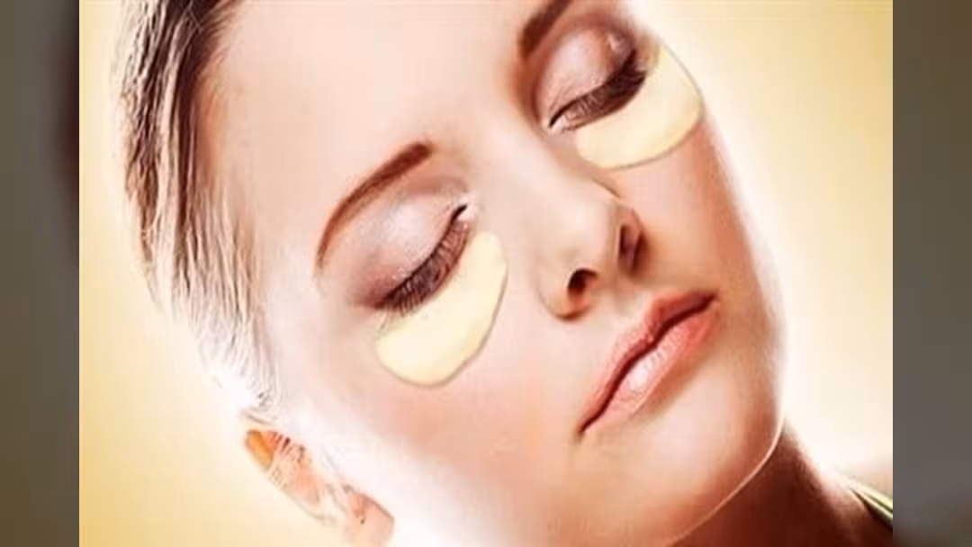 الكمادات الدافئة لعلاج التهاب حواف الجفن