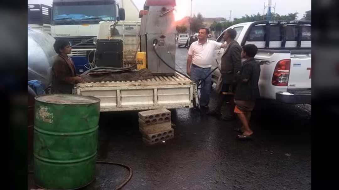 إتلاف مشتقات نفطية مغشوشة بمحافظة مأرب