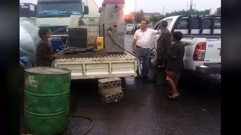 إتلاف مشتقات نفطية مغشوشة بمحافظة مأرب