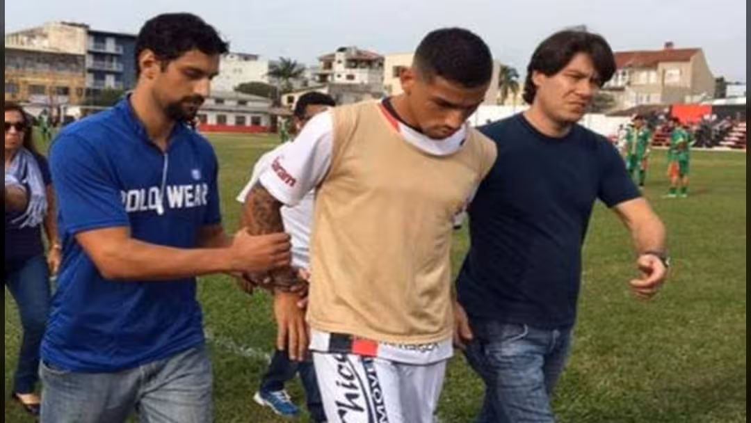 الشرطة البرازيلية تلقي القبض على لاعب أثناء المباراة.. فيديو