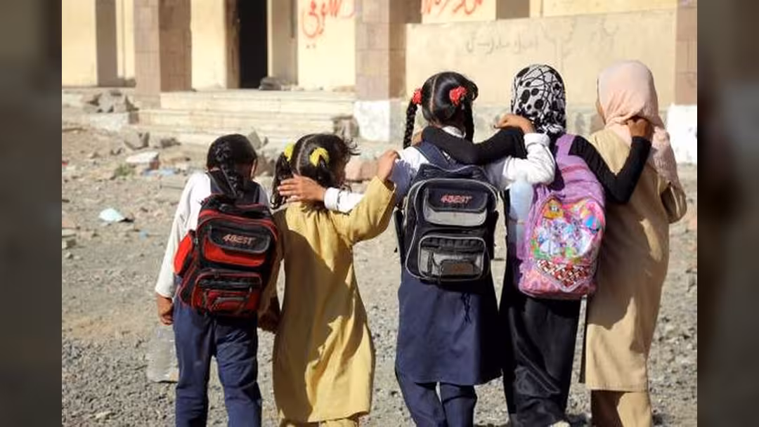 معونات شعبية تبعد الجوع عن معلمي اليمن