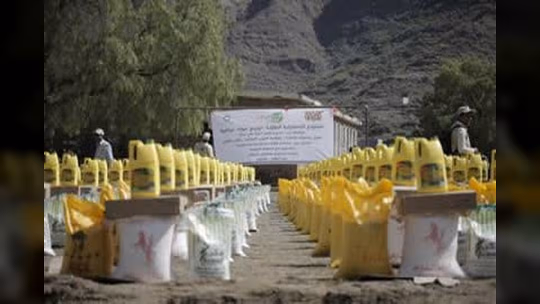 العون توزع معونات غذائية على 35 ألف مستفيد في إب