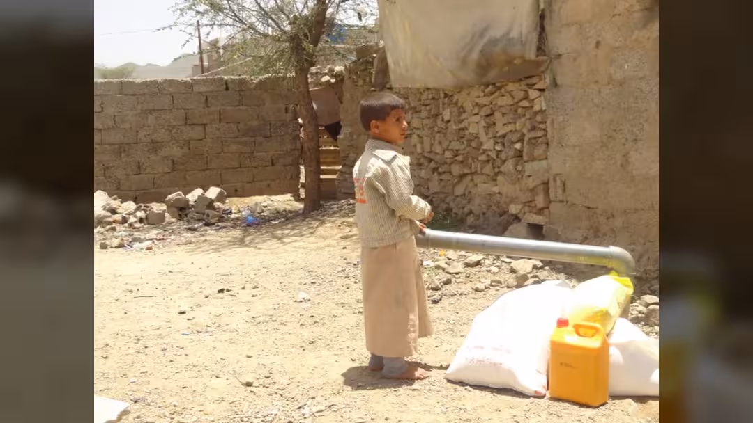 بالصور.. مبادرة "تو جاذر" تُوزع سِلال غذائية وملابس في العاصمة صنعاء