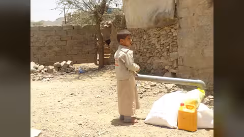 بالصور.. مبادرة "تو جاذر" تُوزع سِلال غذائية وملابس في العاصمة صنعاء