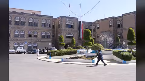 حكومة بن حبتور تصادر إيرادات الواجبات الزكوية في أمانة العاصمة والأخيرة تحتج