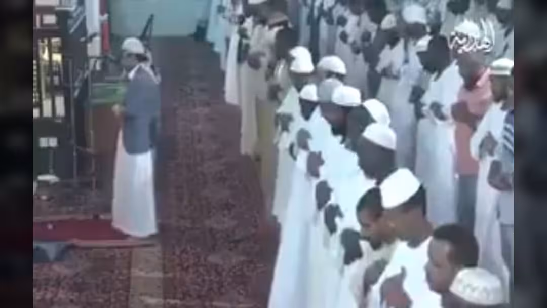مفكر سوداني: ما أعذب الأصوات اليمانية.. فيديو صلاة في الخرطوم