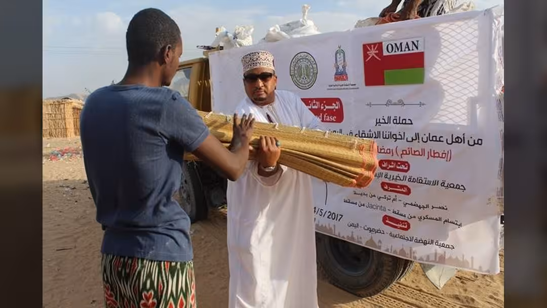 سلطنة عمان تقدم معونات للنازحين والمتضررين من الأحداث في حضرموت