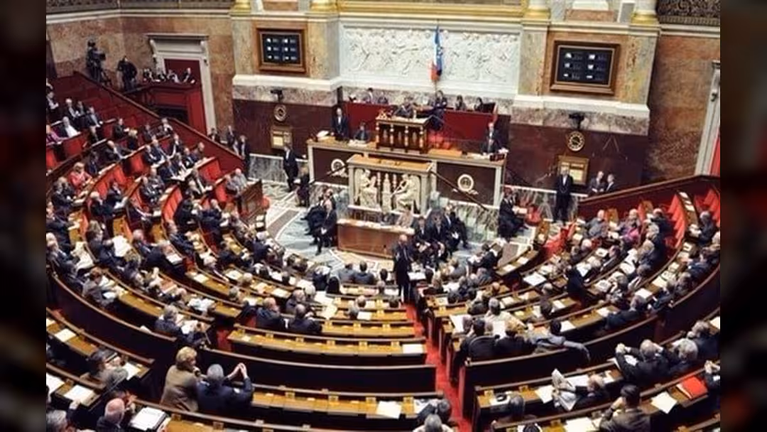 البرلمان الفرنسي يعقد أولى جلساته منذ انتخاب ماكرون