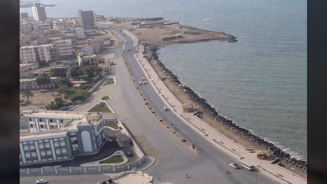 إنقاذ خمسة أشخاص من الغرق بسواحل الحديدة