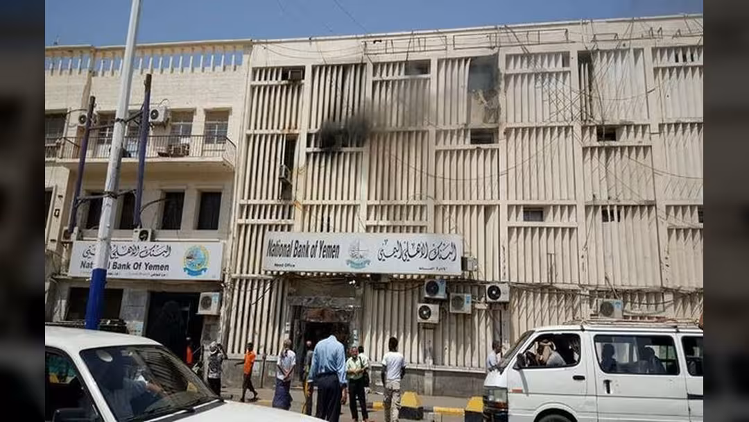 رئيس البنك الأهلي في عدن يوضح تفاصيل الهجوم على أحد فروعه