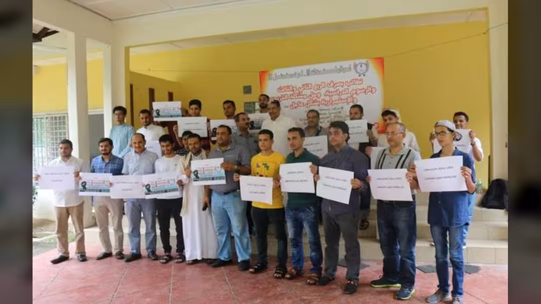 طلاب اليمن في ماليزيا يحتجون على تأخر المستحقات ويهددون بالتصعيد