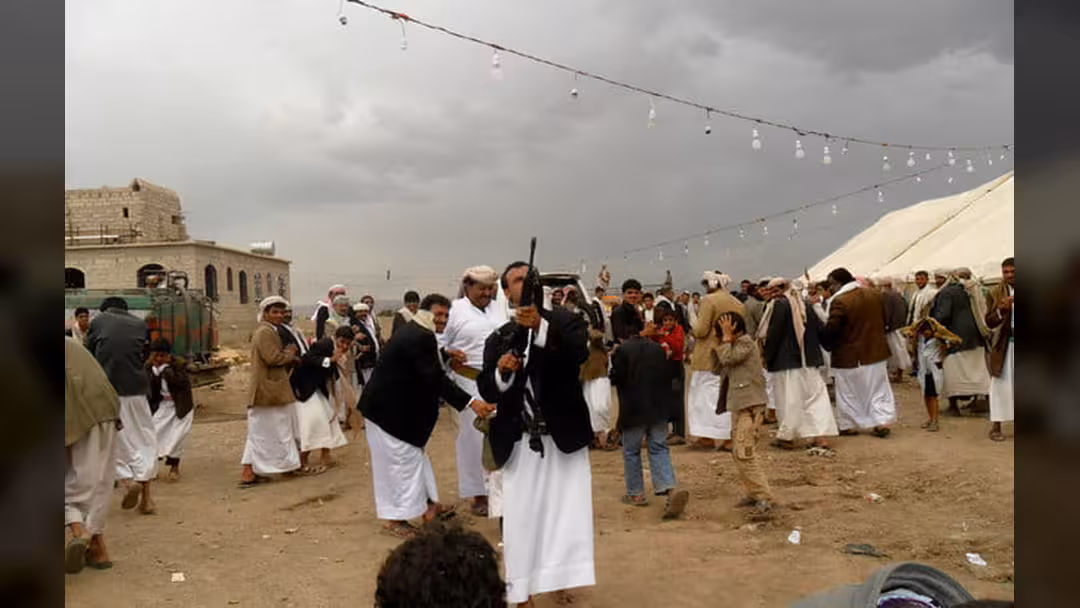 وفاة رجل برصاصة طائشة في صنعاء وضبط 23 متورطاً بإطلاق النار في الأعراس
