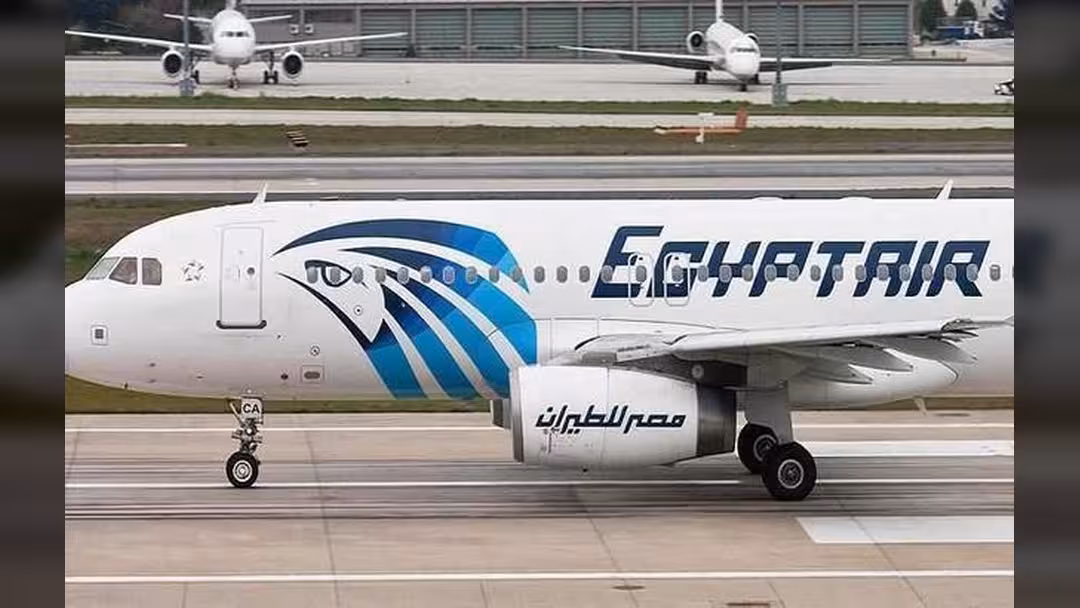 طوارئ بطائرة ركاب مصرية بسبب ورقة غامضة