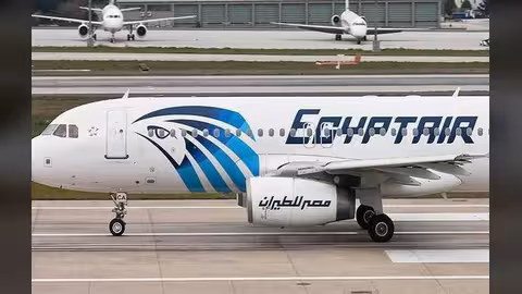 طوارئ بطائرة ركاب مصرية بسبب ورقة غامضة