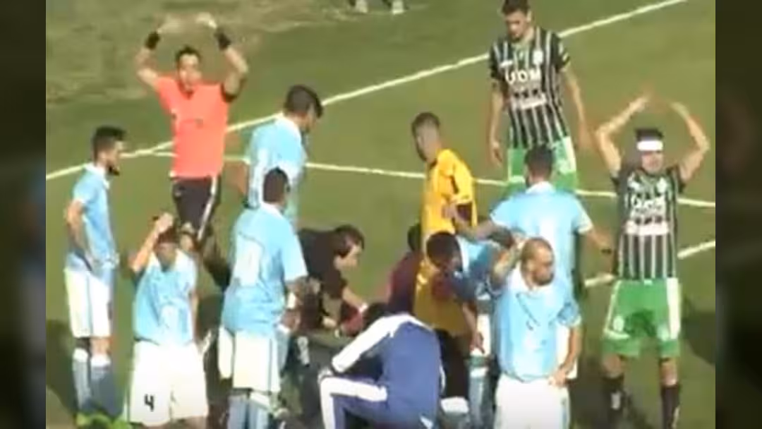 بالفيديو.. حكم أرجنتيني يُنقذ حياة لاعب تعرض لإصابة قوية