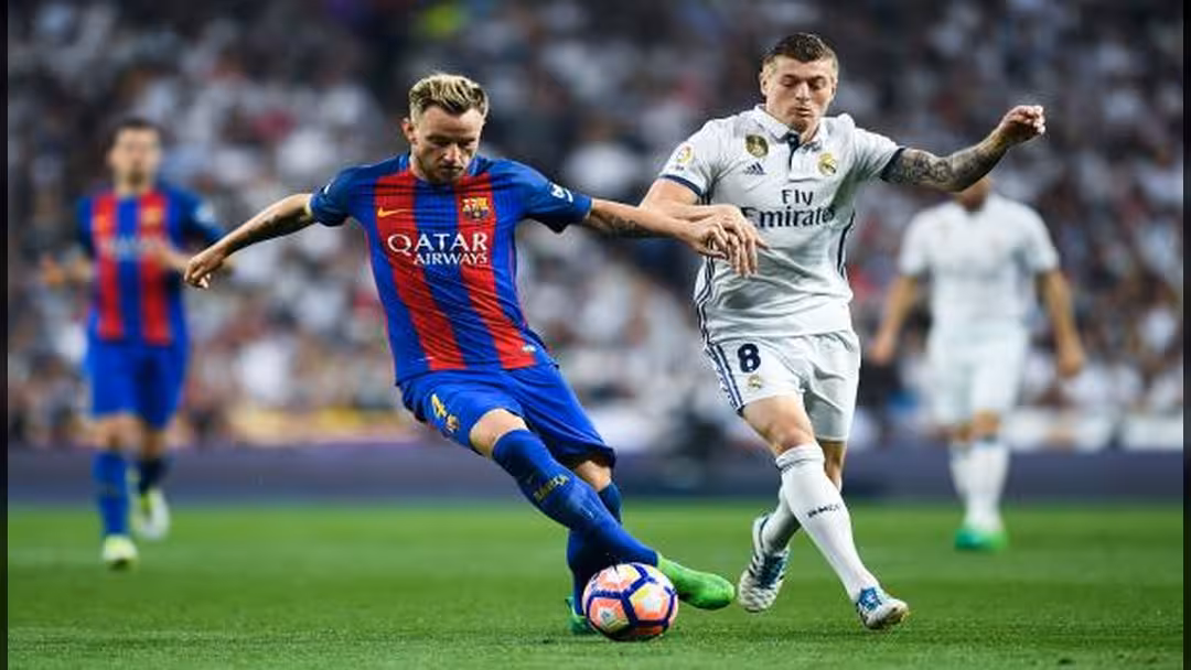 900 دولار سعر تذكرة حضور كلاسيكو الأرض بين ريال مدريد وبرشلونة