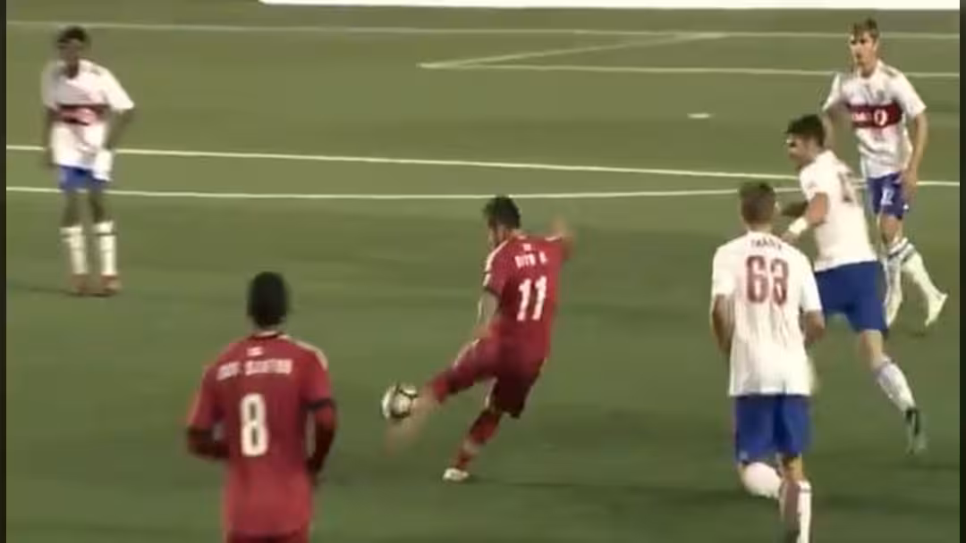 بالفيديو.. لاعب مغمور يخطف الأضواء بهدف على طريقة الكبار!