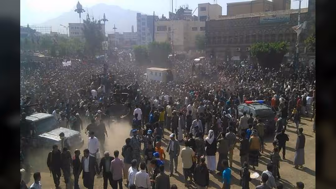 شاهد فيديو تنفيذ حكم القصاص بحق قاتل الطفلة رنا المطري في ميدان التحرير بصنعاء